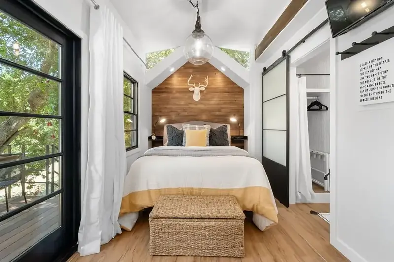 Full Vaulted Interior Panorama – Bed to Kitchen Flow