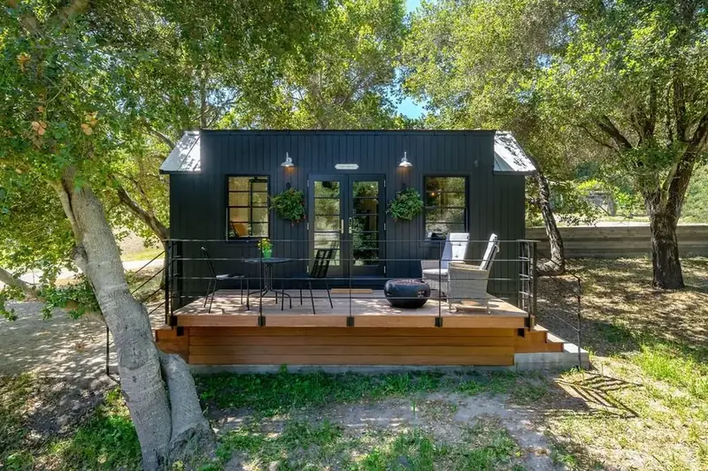 Main Exterior Front – Dual-Level Modern Geometric Profile