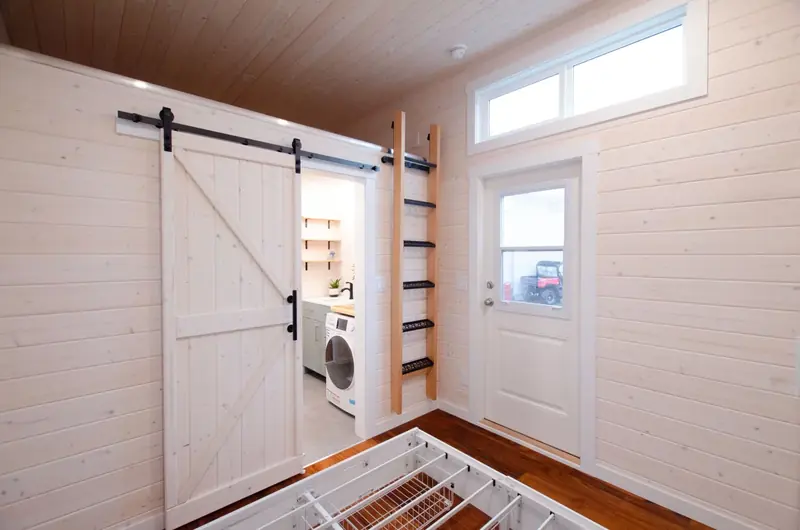 Luxury Expandable Villa Secondary Loft Bedroom Layout with Oak Flooring